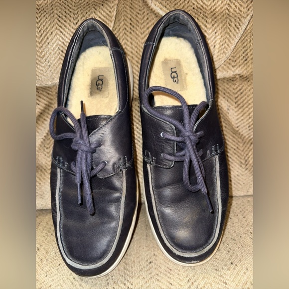 UGG TREADLITE TYE MOCS. Sz 9.5. Navy excellent condition. - Picture 2 of 10